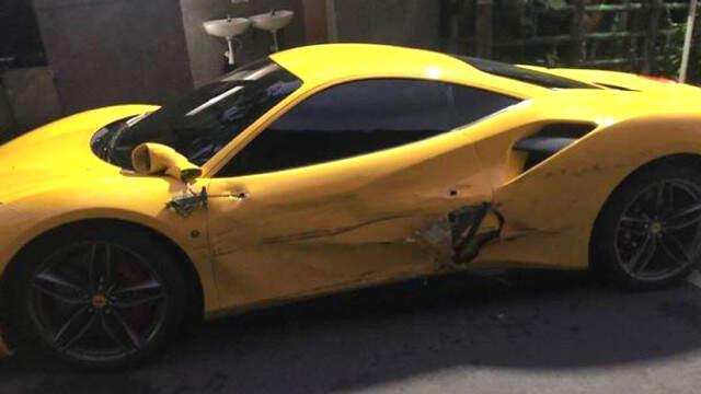3 Ferrari'ye Çarpan fakir Garsonun onarım Masrafları İçin Yardım Kampanyası