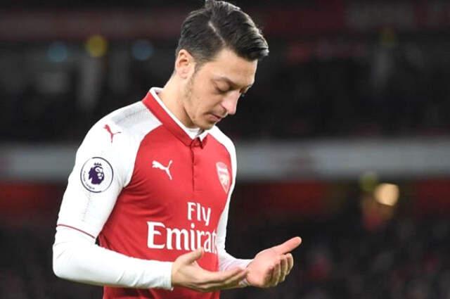 Arsenal, Mesut Özil ile Yollarını Ayırmayı Düşünüyor