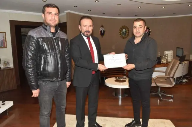 Başkan Doğan'dan Müteahhitlere Teşekkür Belgesi Başkan Doğan'dan Müteahhitlere Teşekkür Belgesi