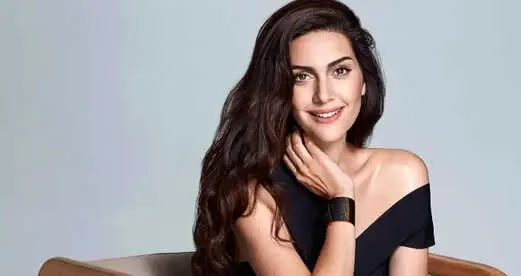 Yeni İmajıyla Şabaniye'ye Benzetilen Bergüzar Korel Kimdir? Yeni İmajıyla Şabaniye'ye Benzetilen Bergüzar Korel Kimdir?