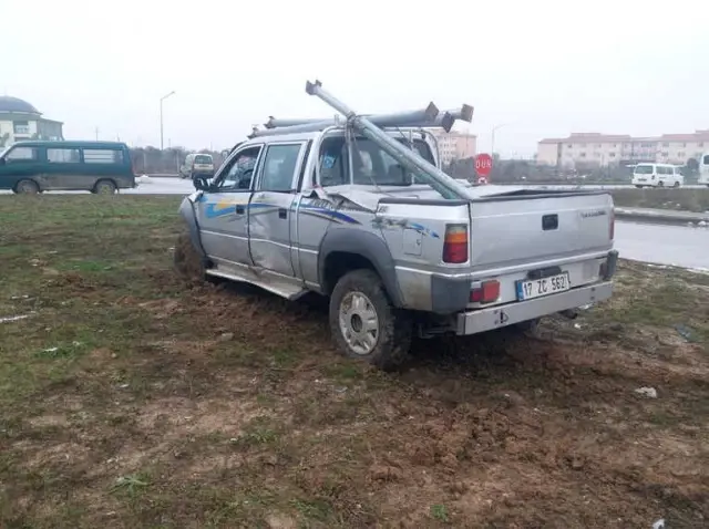 Çanakkale'de Trafik Kazası: 3 Yaralı Çanakkale'de Trafik Kazası: 3 Yaralı