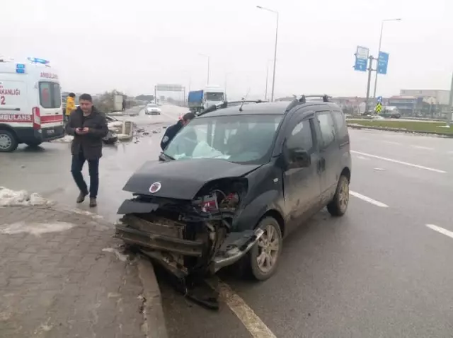 Çanakkale'de Trafik Kazası: 3 Yaralı Çanakkale'de Trafik Kazası: 3 Yaralı