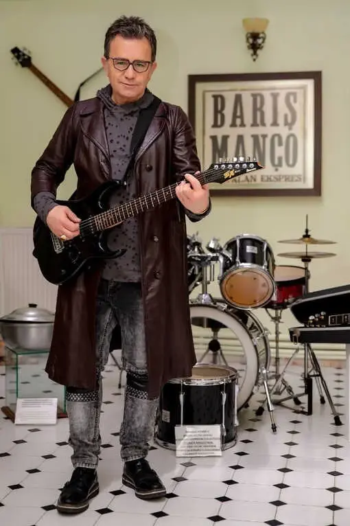 Rockçı Başhekim Tayfun Hancılar'dan Barış Manço Şarkısı Rockçı Başhekim Tayfun Hancılar'dan Barış Manço Şarkısı