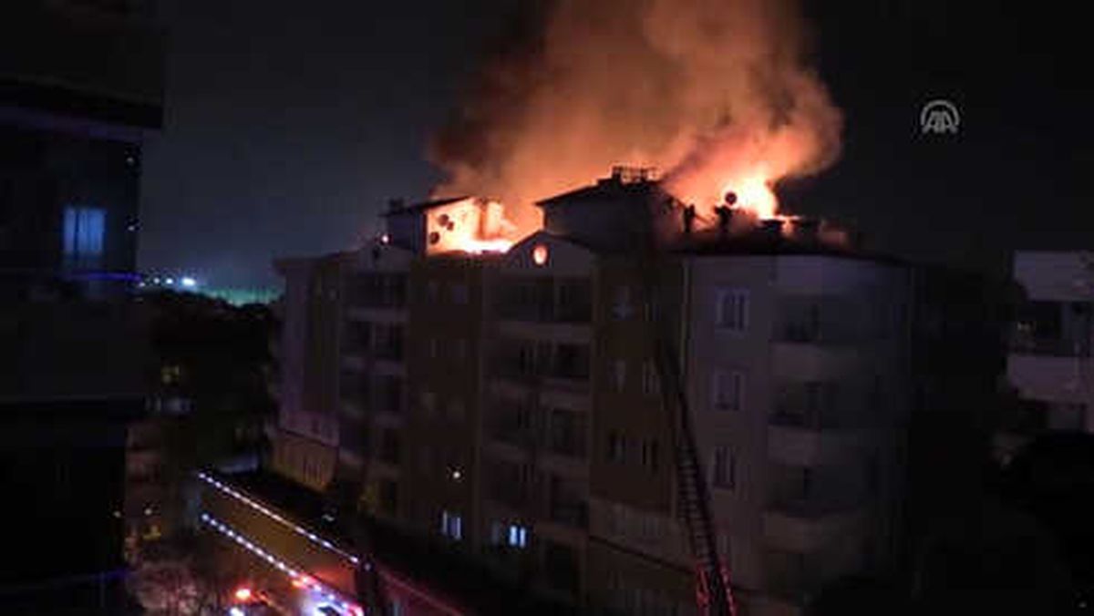Bursa'da 7 Katlı Apartmanda Yangın (3)