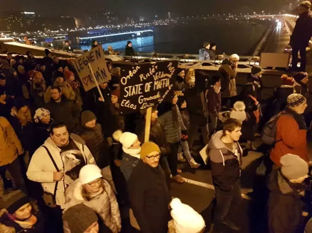 Macaristan'da Binlerce Kişi 'Köle Yasası' Karşıtı Gösteri Yaptı Macaristan'da Binlerce Kişi 'Köle Yasası' Karşıtı Gösteri Yaptı