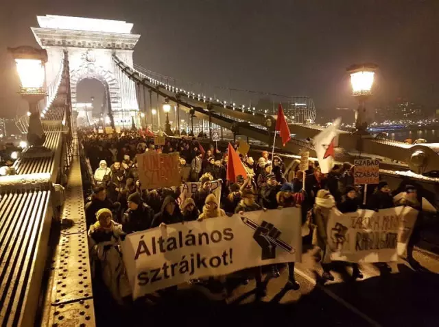 Macaristan'da Binlerce Kişi 'Köle Yasası' Karşıtı Gösteri Yaptı Macaristan'da Binlerce Kişi 'Köle Yasası' Karşıtı Gösteri Yaptı