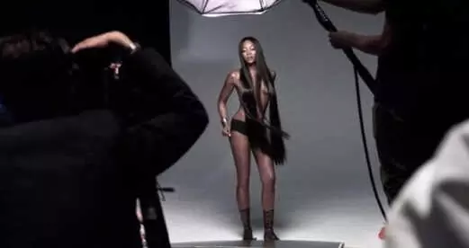 Çıplak Pozlarıyla Kendine Hayran Bırakan Naomi Campbell Kimdir? Çıplak Pozlarıyla Kendine Hayran Bırakan Naomi Campbell Kimdir?