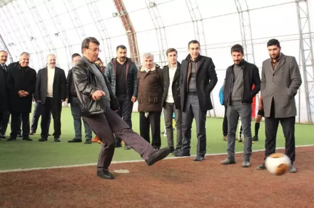 AK Parti Heyetinden Gençlere Tatlı İkramı AK Parti Heyetinden Gençlere Tatlı İkramı