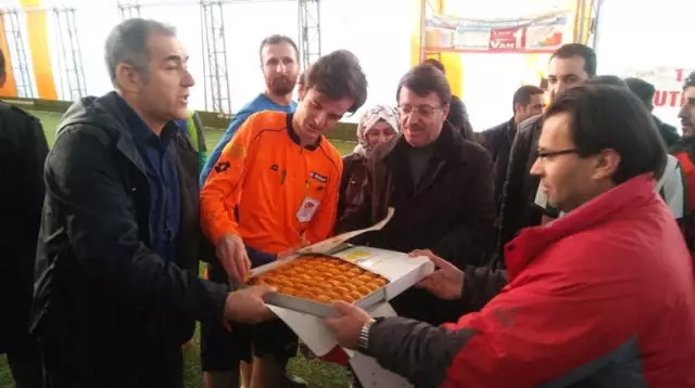 AK Parti Heyetinden Gençlere Tatlı İkramı AK Parti Heyetinden Gençlere Tatlı İkramı