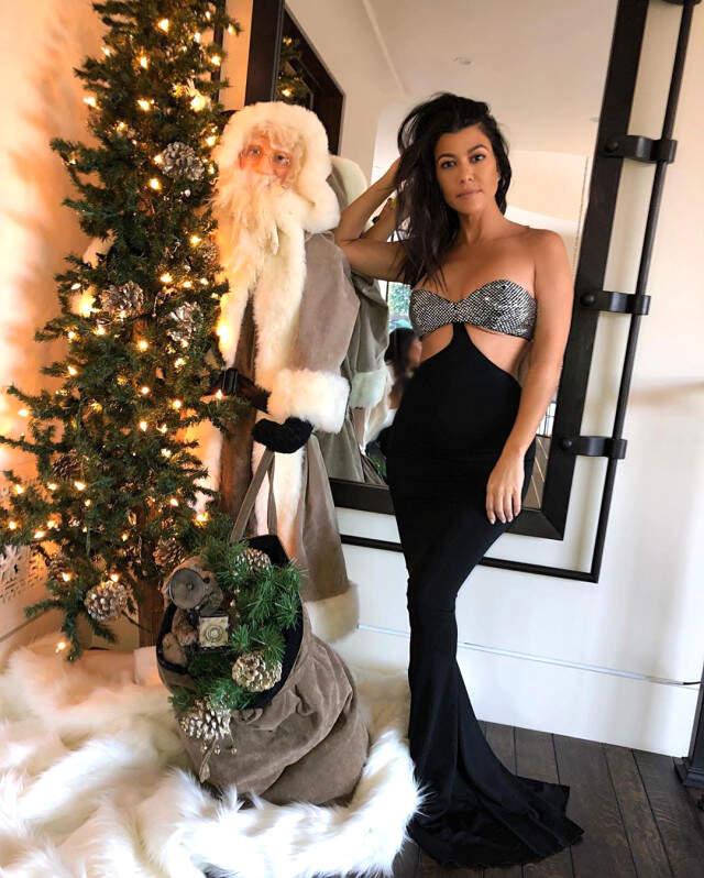 Noel Ağacı Önünde Ateşli Poz Veren Kourtney Kardashian, Alay Konusu Oldu