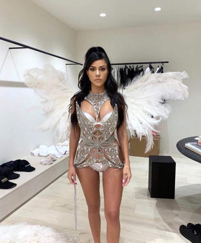 Noel Ağacı Önünde Ateşli Poz Veren Kourtney Kardashian, Alay Konusu Oldu