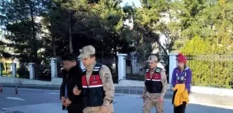 Sahte jandarmalar, gerçek jandarmalar tarafından yakalandı Sahte jandarmalar, gerçek jandarmalar tarafından yakalandı
