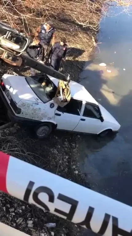 Sulama Kanalına Düşen Aracın İçerisinde Ölü Bulundu