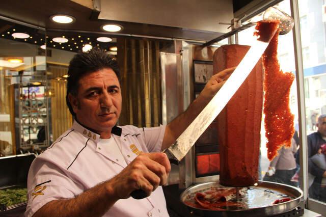 Bu Sucuk Döner 30 Çeşit Baharatla Hazırlanıyor