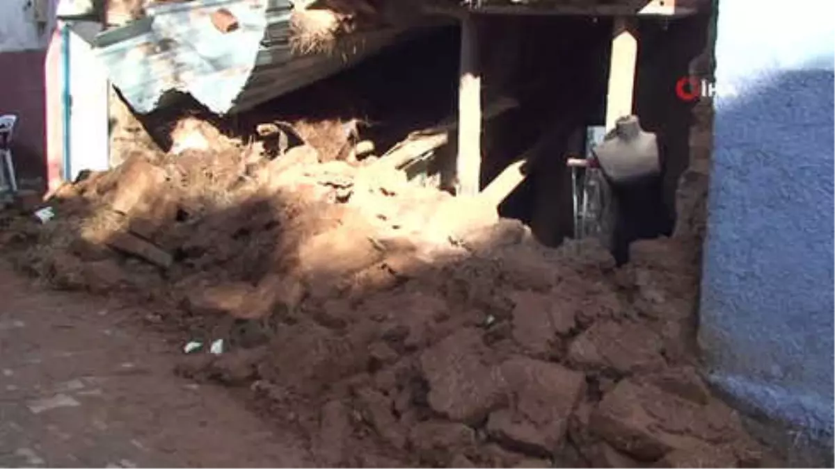 Ceylanpınar'da Şiddetli Yağış Nedeniyle Ev Çöktü