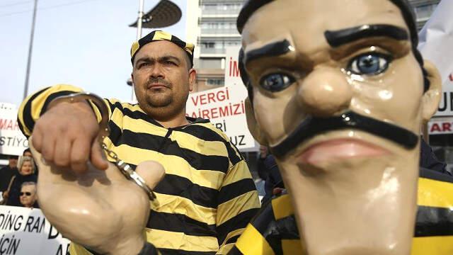 'Dalton Kardeşler' Kıyafetleriyle cumhuriyet milletçe partisi genel Merkezi Önünde Eylem Yaptılar