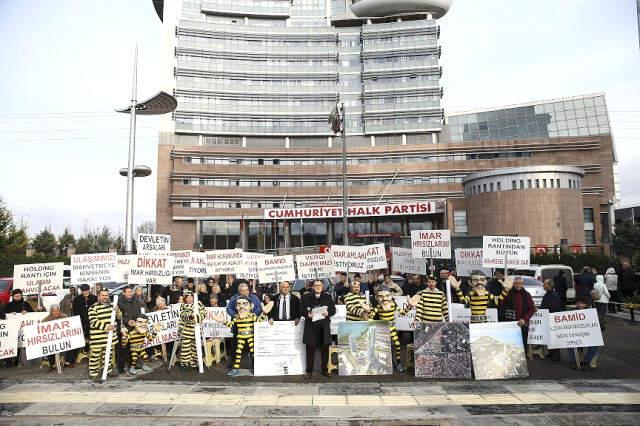 'Dalton Kardeşler' Kıyafetleriyle cumhuriyet milletçe partisi genel Merkezi Önünde Eylem Yaptılar