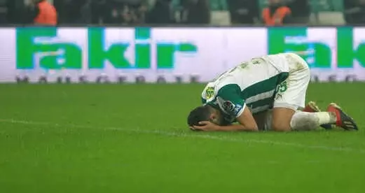 Son Dakikada Penaltı Kaçıran Bursasporlu Futbolcu, Sahadan Çıkamadı Son Dakikada Penaltı Kaçıran Bursasporlu Futbolcu, Sahadan Çıkamadı