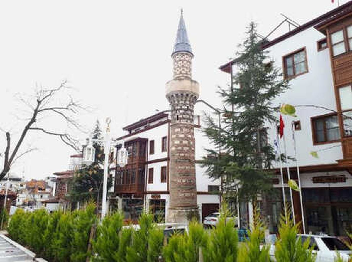 Yanan Caminin Asırlık Minaresi Elmalı'nın Simgesi Oldu