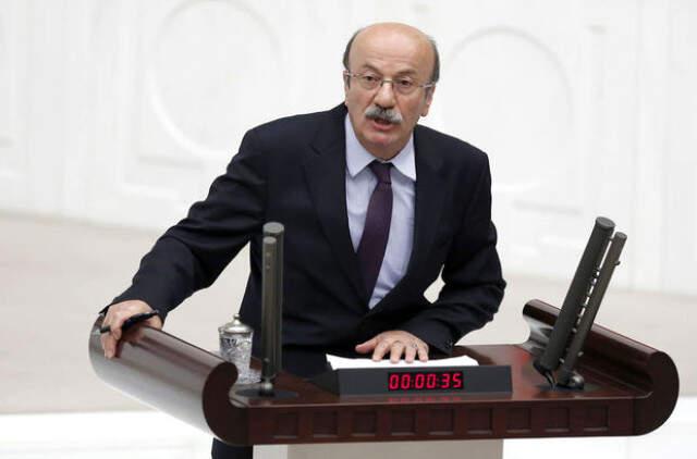 CHP'li Mehmet Bekaroğlu, Hakkında Soruşturma Açılan Metin Akpınar'ı Sözleri Nedeniyle Kınadı