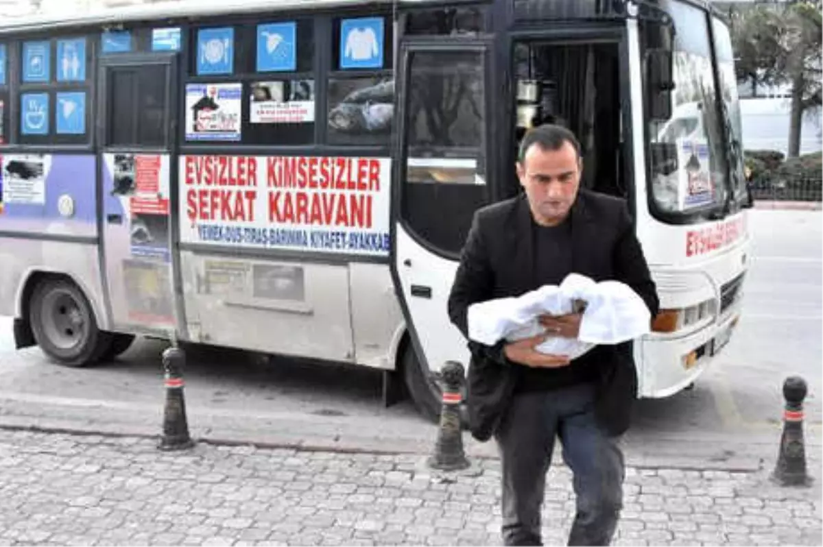 Köpek Ölülerini Kefenleyip Belediye Binası Önüne Getirdi
