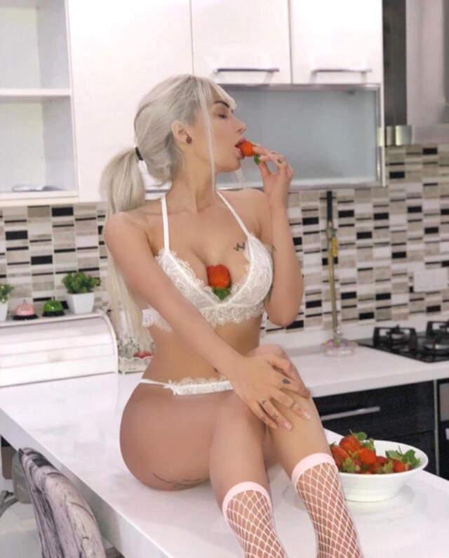 Merve Sanay'dan İç Çamaşırlı Cesur Fotoğraf!