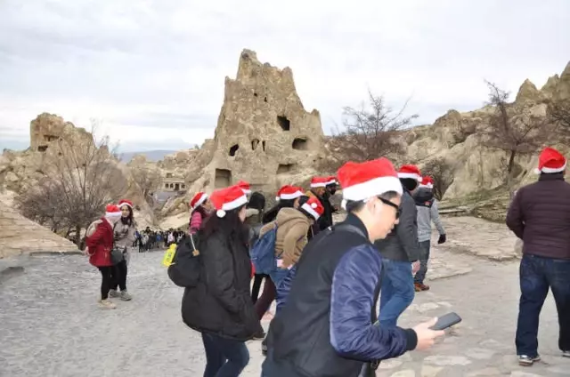 Singapurlu Turistler Kapadokya'yı Neol Şapkasıyla Gezdi