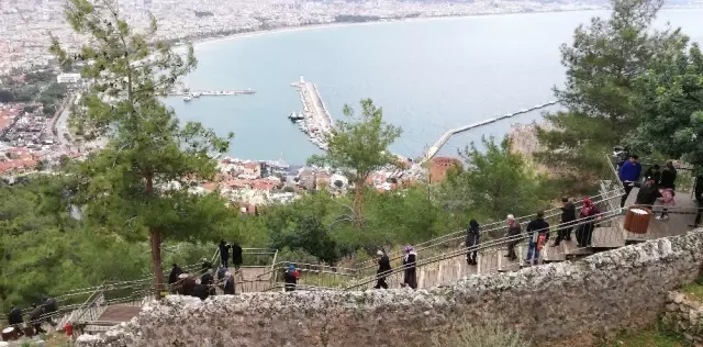 80 Yıllık Alanyalılar Hayatlarında İlk Kez Alanya Kalesi�ne Çıktılar