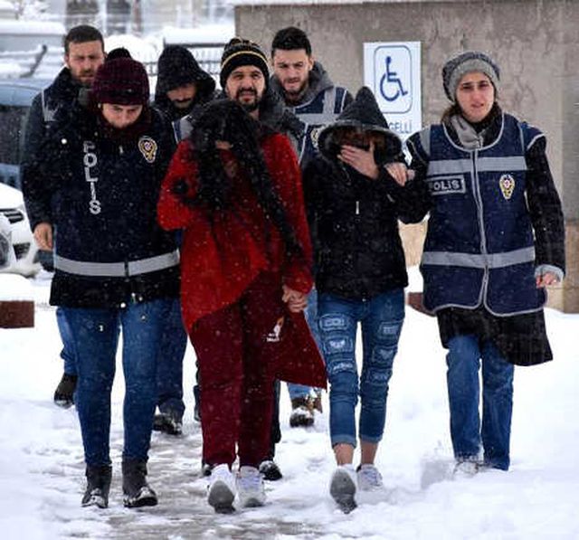 Eve Ã§aÄÄ±rdÄ±klarÄ± yaÅlÄ± erkeklere tuzak kuran 2 kadÄ±n ve akrabalarÄ±na gÃ¶zaltÄ± ile ilgili gÃ¶rsel sonucu