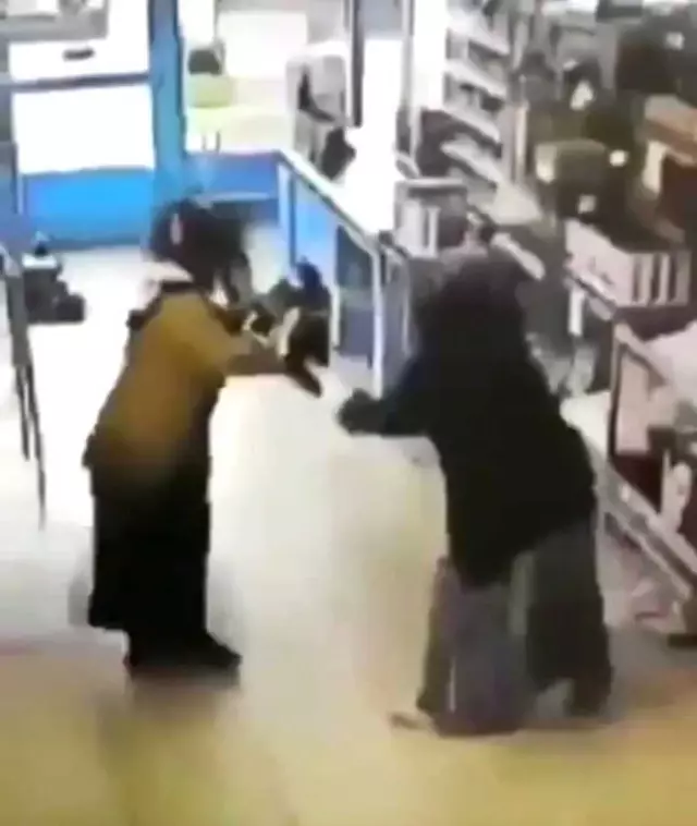 Raftaki Eldivenleri Takıp Markette Boks Yapan Teyzeler Sosyal Medyayı Salladı Raftaki Eldivenleri Takıp Markette Boks Yapan Teyzeler Sosyal Medyayı Salladı
