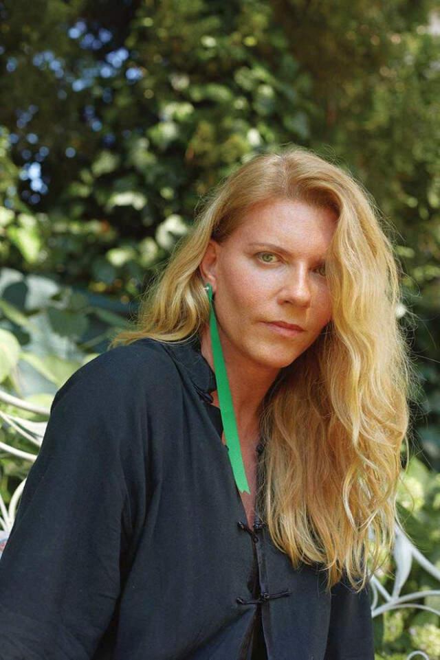 Mazhar Alanson'un Eşi Biricik Suden, Kurallara Uymayınca Kiliseden Kovuldu