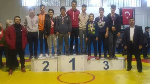 Pazarlar Anadolu Lisesi Güreş Takımı İl Birincisi Oldu Pazarlar Anadolu Lisesi Güreş Takımı İl Birincisi Oldu