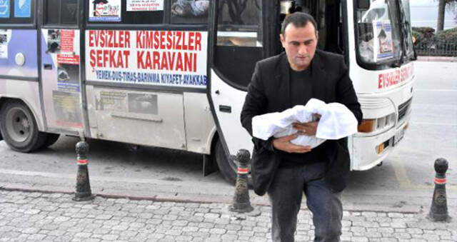 Şefkat-Der Genel Başkanı, Köpek Ölümlerine Dikkat Çekmek İçin Köpek Ölülerini Kefenleyip Belediye Önüne Bıraktı