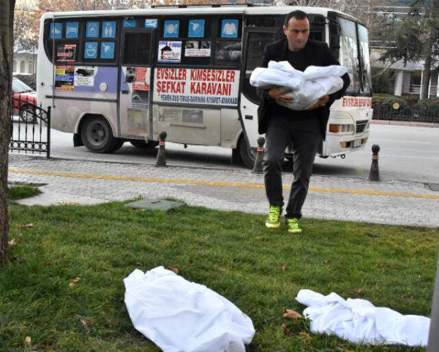 Şefkat-Der Genel Başkanı, Köpek Ölümlerine Dikkat Çekmek İçin Köpek Ölülerini Kefenleyip Belediye Önüne Bıraktı