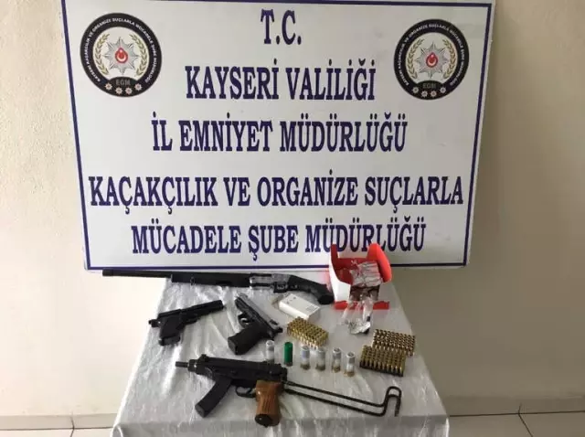 Şüphe Üzerine Arama Yapılan Araçta Uzi Marka Silah Ele Geçirildi