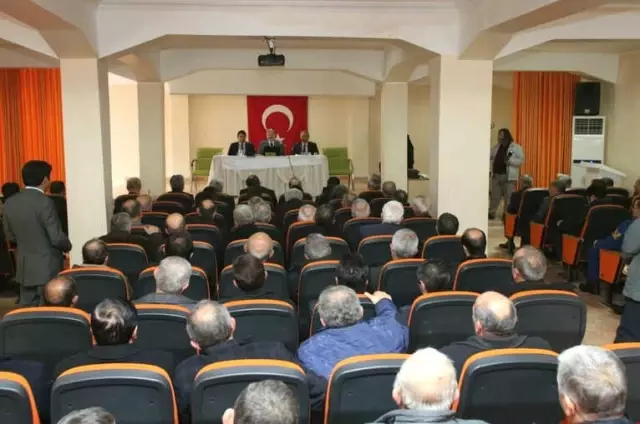Vali Varol Taşova'da Muhtarlarla Toplantı Yaptı Vali Varol Taşova'da Muhtarlarla Toplantı Yaptı