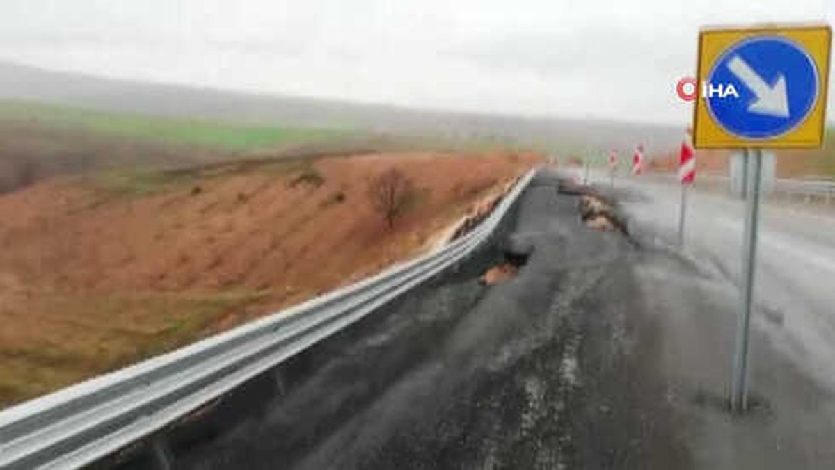 Adıyaman-Gaziantep Karayolunda Yol Çöktü