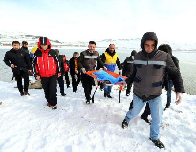 Buzları Kırıp Donmak Üzere Olan Köpeği Kurtardı