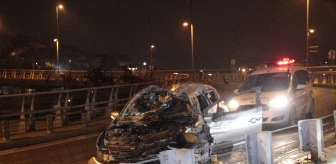 Kağıthane'de Otomobil Kontrolden Çıkıp Bariyerlere Çarptı: 4 Yaralı