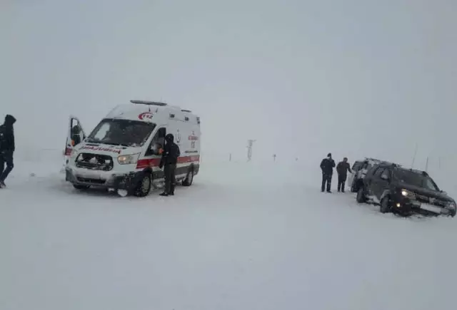 Kar Tipi Araçları Yolda Bıraktı, Kaza Meydana Geldi: 4 Yaralı