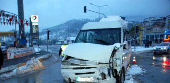 Kavşakta, Öğrenci Servisi ile Halk Otobüsü Çarpıştı: 12 Yaralı