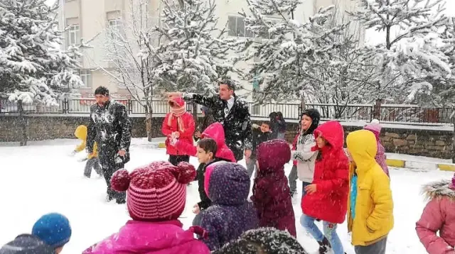 Kaymakamı Kartopu Yağmuruna Tuttular Kaymakamı Kartopu Yağmuruna Tuttular