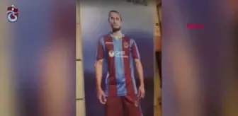 Trabzonsporlu futbolcu Yusuf Yazıcı, sokakta posteri ile konuşan taraftarla buluştu Trabzonsporlu futbolcu Yusuf Yazıcı, sokakta posteri ile konuşan taraftarla buluştu