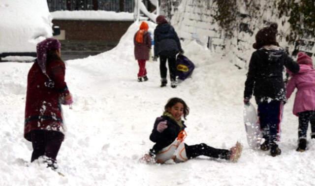 Yoğun Kar Yağışı Nedeniyle 9 İlde Eğitime Ara Verildi! İşte O İller