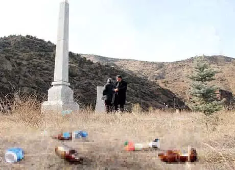Allahuekber Şehitleri İçin Yapılan Anıtın Çevresindeki Kirliliğe Tepki Allahuekber Şehitleri İçin Yapılan Anıtın Çevresindeki Kirliliğe Tepki