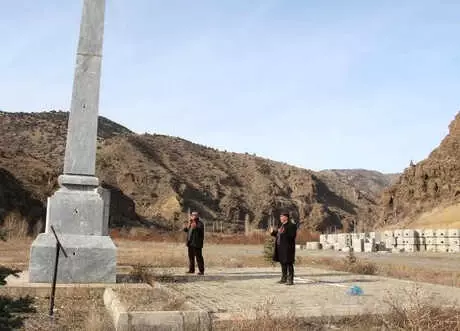 Allahuekber Şehitleri İçin Yapılan Anıtın Çevresindeki Kirliliğe Tepki Allahuekber Şehitleri İçin Yapılan Anıtın Çevresindeki Kirliliğe Tepki