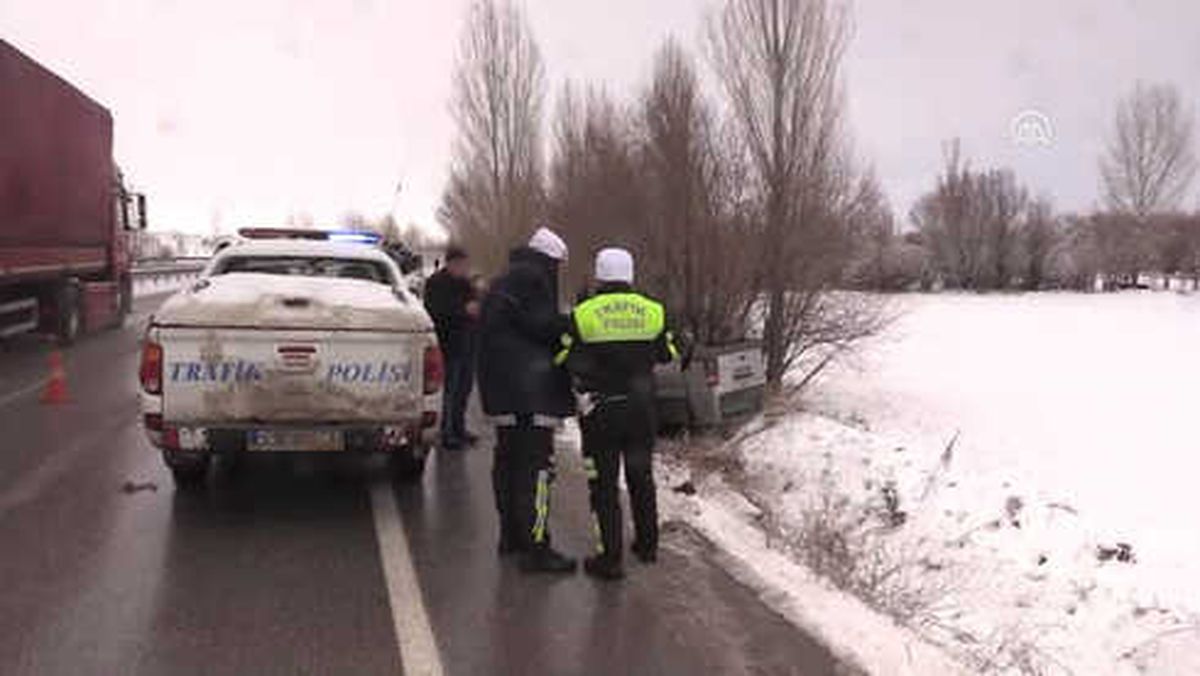 Cenaze Yolunda Trafik Kazası: 4 Yaralı