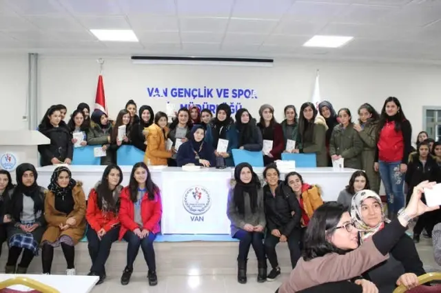 Emine Şenlikoğlu, Vanlı Gençlerle Buluştu Emine Şenlikoğlu, Vanlı Gençlerle Buluştu