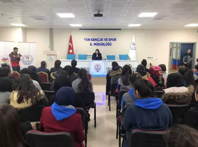 Emine Şenlikoğlu, Vanlı Gençlerle Buluştu Emine Şenlikoğlu, Vanlı Gençlerle Buluştu