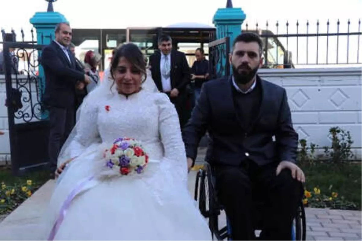 Engelli Çiftler İlk Kez Gelinlik ve Damatlık Giydi